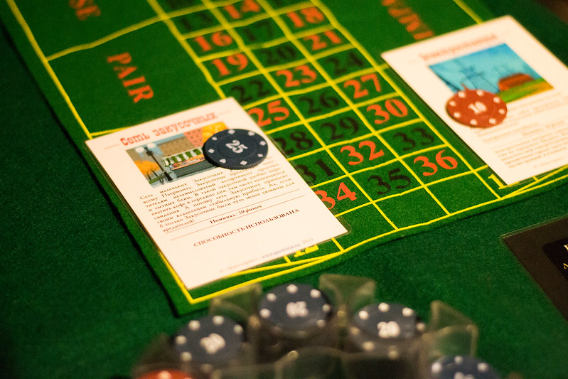 Ведущий развлекает гостей на корпоративе в Красноярске