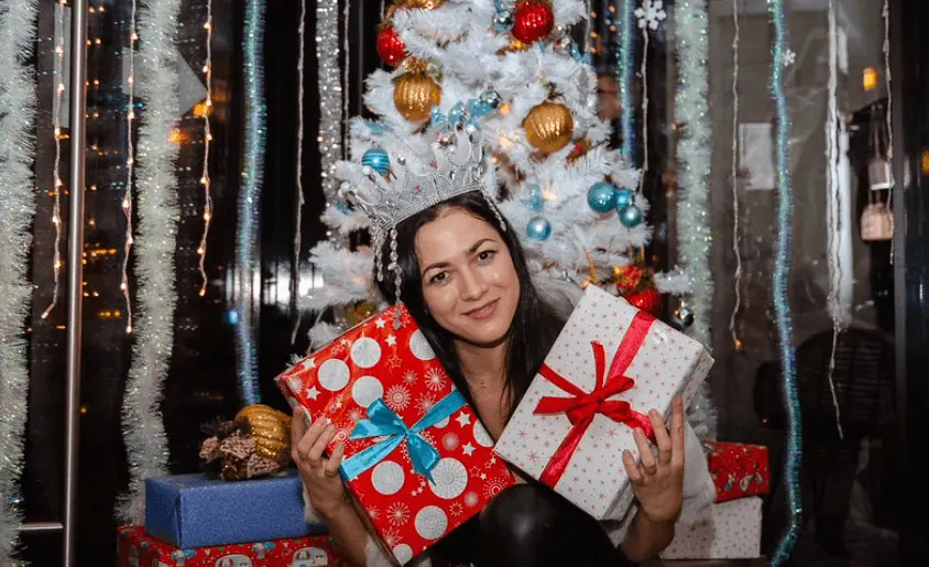 Гайд по идеальному Новому году 2026 с друзьями в Красноярске: от квартиры и коттеджа — до квеста и ночного города